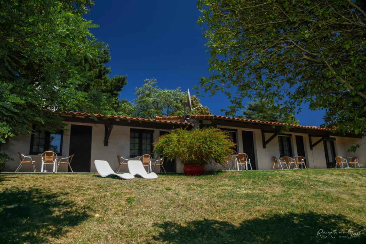 Logis Hotel La Chaumiere Saint-Laurent-sur-Sevre Exterior photo