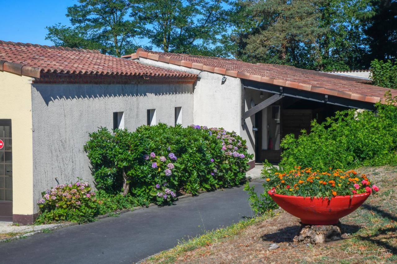 Logis Hotel La Chaumiere Saint-Laurent-sur-Sevre Exterior photo