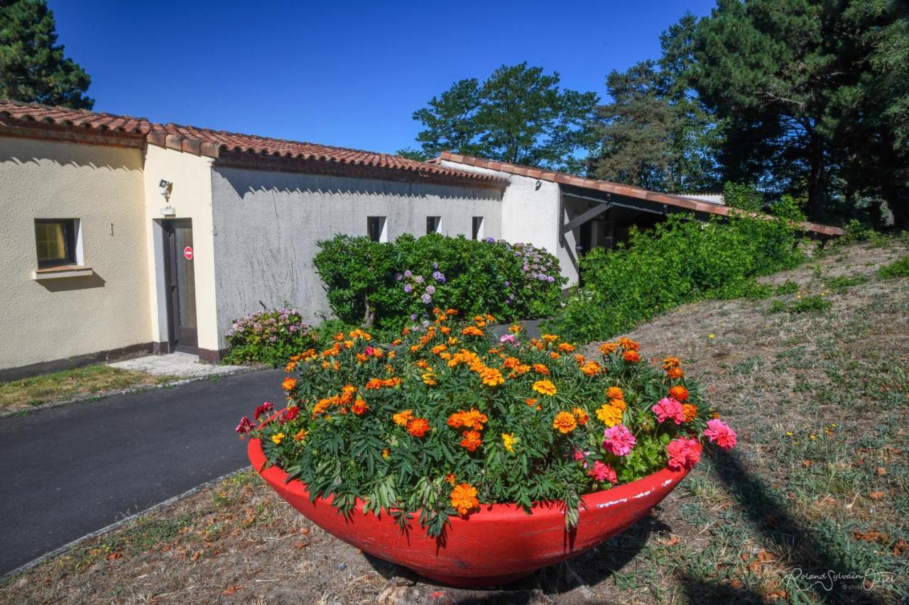 Logis Hotel La Chaumiere Saint-Laurent-sur-Sevre Exterior photo