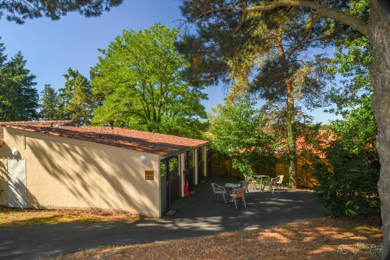 Logis Hotel La Chaumiere Saint-Laurent-sur-Sevre Exterior photo